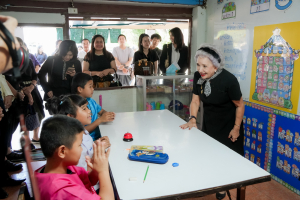 มรภ.เทพสตรี และหัวหน้าส่วนราชการ ต้อนรับคณะทำงานทางวิชาการสภากาชาดไทย ในโอกาสนิเทศและตรวจเยี่ยมโครงการส่งเสริมและพัฒนาการพูด อ่าน เขียนภาษาไทย ของโรงเรียน จ.ลพบุรี