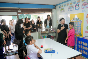 มรภ.เทพสตรี และหัวหน้าส่วนราชการ ต้อนรับคณะทำงานทางวิชาการสภากาชาดไทย ในโอกาสนิเทศและตรวจเยี่ยมโครงการส่งเสริมและพัฒนาการพูด อ่าน เขียนภาษาไทย ของโรงเรียน จ.ลพบุรี