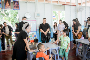 มรภ.เทพสตรี และหัวหน้าส่วนราชการ ต้อนรับคณะทำงานทางวิชาการสภากาชาดไทย ในโอกาสนิเทศและตรวจเยี่ยมโครงการส่งเสริมและพัฒนาการพูด อ่าน เขียนภาษาไทย ของโรงเรียน จ.ลพบุรี