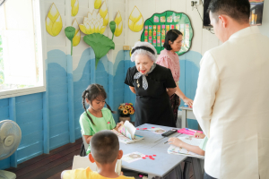 มรภ.เทพสตรี และหัวหน้าส่วนราชการ ต้อนรับคณะทำงานทางวิชาการสภากาชาดไทย ในโอกาสนิเทศและตรวจเยี่ยมโครงการส่งเสริมและพัฒนาการพูด อ่าน เขียนภาษาไทย ของโรงเรียน จ.ลพบุรี