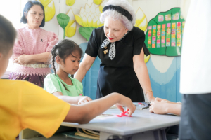 มรภ.เทพสตรี และหัวหน้าส่วนราชการ ต้อนรับคณะทำงานทางวิชาการสภากาชาดไทย ในโอกาสนิเทศและตรวจเยี่ยมโครงการส่งเสริมและพัฒนาการพูด อ่าน เขียนภาษาไทย ของโรงเรียน จ.ลพบุรี