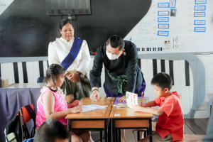 มรภ.เทพสตรี และหัวหน้าส่วนราชการ ต้อนรับคณะทำงานทางวิชาการสภากาชาดไทย ในโอกาสนิเทศและตรวจเยี่ยมโครงการส่งเสริมและพัฒนาการพูด อ่าน เขียนภาษาไทย ของโรงเรียน จ.ลพบุรี