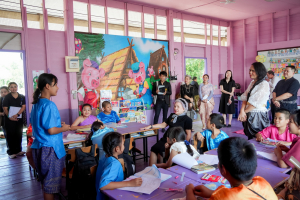 มรภ.เทพสตรี และหัวหน้าส่วนราชการ ต้อนรับคณะทำงานทางวิชาการสภากาชาดไทย ในโอกาสนิเทศและตรวจเยี่ยมโครงการส่งเสริมและพัฒนาการพูด อ่าน เขียนภาษาไทย ของโรงเรียน จ.ลพบุรี