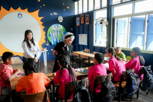 มรภ.เทพสตรี และหัวหน้าส่วนราชการ ต้อนรับคณะทำงานทางวิชาการสภากาชาดไทย ในโอกาสนิเทศและตรวจเยี่ยมโครงการส่งเสริมและพัฒนาการพูด อ่าน เขียนภาษาไทย ของโรงเรียน จ.ลพบุรี