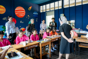 มรภ.เทพสตรี และหัวหน้าส่วนราชการ ต้อนรับคณะทำงานทางวิชาการสภากาชาดไทย ในโอกาสนิเทศและตรวจเยี่ยมโครงการส่งเสริมและพัฒนาการพูด อ่าน เขียนภาษาไทย ของโรงเรียน จ.ลพบุรี