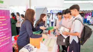 งานสื่อสารองค์กร มรภ.เทพสตรี ร่วมกับกองบริการการศึกษา จัดบูธประชาสัมพันธ์การรับสมัครนักศึกษาเคลื่อนที่ ยกระดับการสื่อสารสู่มาตรฐานสากล