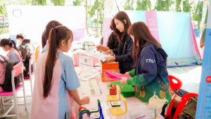 งานสื่อสารองค์กร มรภ.เทพสตรี ร่วมกับกองบริการการศึกษา จัดบูธประชาสัมพันธ์การรับสมัครนักศึกษาเคลื่อนที่ ยกระดับการสื่อสารสู่มาตรฐานสากล