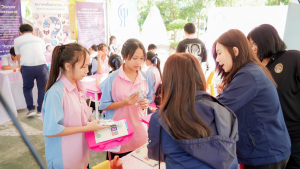 งานสื่อสารองค์กร มรภ.เทพสตรี ร่วมกับกองบริการการศึกษา จัดบูธประชาสัมพันธ์การรับสมัครนักศึกษาเคลื่อนที่ ยกระดับการสื่อสารสู่มาตรฐานสากล