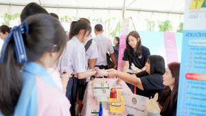 งานสื่อสารองค์กร มรภ.เทพสตรี ร่วมกับกองบริการการศึกษา จัดบูธประชาสัมพันธ์การรับสมัครนักศึกษาเคลื่อนที่ ยกระดับการสื่อสารสู่มาตรฐานสากล