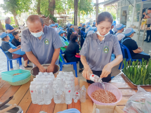 ศูนย์ส่งเสริมการจัดการศึกษาตามพระบรมราโชบาย มรภ.เทพสตรี ลงพื้นที่บางขันหมาก จัดอบรมการทำถั่วกรอบแก้ว หนุนชาวบ้านสร้างอาชีพตามรอยศาสตร์พระราชา