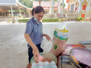 ศูนย์ส่งเสริมการจัดการศึกษาตามพระบรมราโชบาย มรภ.เทพสตรี ลงพื้นที่บางขันหมาก จัดอบรมการทำถั่วกรอบแก้ว หนุนชาวบ้านสร้างอาชีพตามรอยศาสตร์พระราชา