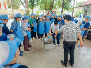 ศูนย์ส่งเสริมการจัดการศึกษาตามพระบรมราโชบาย มรภ.เทพสตรี ลงพื้นที่บางขันหมาก จัดอบรมการทำถั่วกรอบแก้ว หนุนชาวบ้านสร้างอาชีพตามรอยศาสตร์พระราชา