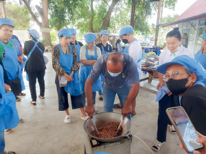 ศูนย์ส่งเสริมการจัดการศึกษาตามพระบรมราโชบาย มรภ.เทพสตรี ลงพื้นที่บางขันหมาก จัดอบรมการทำถั่วกรอบแก้ว หนุนชาวบ้านสร้างอาชีพตามรอยศาสตร์พระราชา