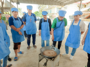 ศูนย์ส่งเสริมการจัดการศึกษาตามพระบรมราโชบาย มรภ.เทพสตรี ลงพื้นที่บางขันหมาก จัดอบรมการทำถั่วกรอบแก้ว หนุนชาวบ้านสร้างอาชีพตามรอยศาสตร์พระราชา