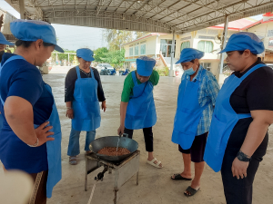 ศูนย์ส่งเสริมการจัดการศึกษาตามพระบรมราโชบาย มรภ.เทพสตรี ลงพื้นที่บางขันหมาก จัดอบรมการทำถั่วกรอบแก้ว หนุนชาวบ้านสร้างอาชีพตามรอยศาสตร์พระราชา