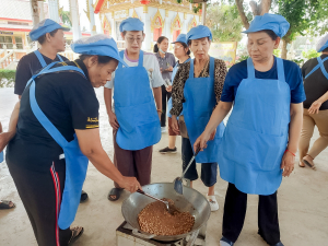 ศูนย์ส่งเสริมการจัดการศึกษาตามพระบรมราโชบาย มรภ.เทพสตรี ลงพื้นที่บางขันหมาก จัดอบรมการทำถั่วกรอบแก้ว หนุนชาวบ้านสร้างอาชีพตามรอยศาสตร์พระราชา