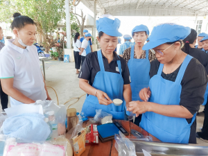ศูนย์ส่งเสริมการจัดการศึกษาตามพระบรมราโชบาย มรภ.เทพสตรี ลงพื้นที่บางขันหมาก จัดอบรมการทำถั่วกรอบแก้ว หนุนชาวบ้านสร้างอาชีพตามรอยศาสตร์พระราชา