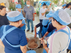 ศูนย์ส่งเสริมการจัดการศึกษาตามพระบรมราโชบาย มรภ.เทพสตรี ลงพื้นที่บางขันหมาก จัดอบรมการทำถั่วกรอบแก้ว หนุนชาวบ้านสร้างอาชีพตามรอยศาสตร์พระราชา