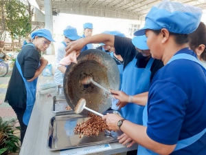 ศูนย์ส่งเสริมการจัดการศึกษาตามพระบรมราโชบาย มรภ.เทพสตรี ลงพื้นที่บางขันหมาก จัดอบรมการทำถั่วกรอบแก้ว หนุนชาวบ้านสร้างอาชีพตามรอยศาสตร์พระราชา