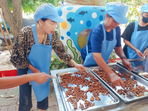 ศูนย์ส่งเสริมการจัดการศึกษาตามพระบรมราโชบาย มรภ.เทพสตรี ลงพื้นที่บางขันหมาก จัดอบรมการทำถั่วกรอบแก้ว หนุนชาวบ้านสร้างอาชีพตามรอยศาสตร์พระราชา