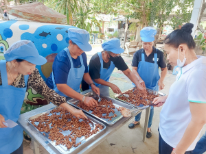 ศูนย์ส่งเสริมการจัดการศึกษาตามพระบรมราโชบาย มรภ.เทพสตรี ลงพื้นที่บางขันหมาก จัดอบรมการทำถั่วกรอบแก้ว หนุนชาวบ้านสร้างอาชีพตามรอยศาสตร์พระราชา