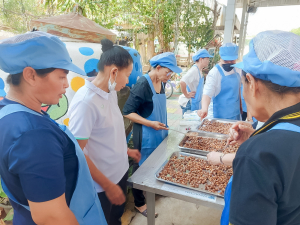 ศูนย์ส่งเสริมการจัดการศึกษาตามพระบรมราโชบาย มรภ.เทพสตรี ลงพื้นที่บางขันหมาก จัดอบรมการทำถั่วกรอบแก้ว หนุนชาวบ้านสร้างอาชีพตามรอยศาสตร์พระราชา