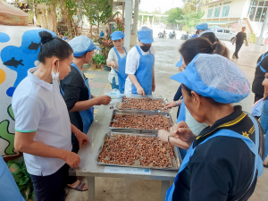 ศูนย์ส่งเสริมการจัดการศึกษาตามพระบรมราโชบาย มรภ.เทพสตรี ลงพื้นที่บางขันหมาก จัดอบรมการทำถั่วกรอบแก้ว หนุนชาวบ้านสร้างอาชีพตามรอยศาสตร์พระราชา