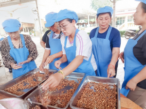 ศูนย์ส่งเสริมการจัดการศึกษาตามพระบรมราโชบาย มรภ.เทพสตรี ลงพื้นที่บางขันหมาก จัดอบรมการทำถั่วกรอบแก้ว หนุนชาวบ้านสร้างอาชีพตามรอยศาสตร์พระราชา