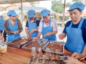 ศูนย์ส่งเสริมการจัดการศึกษาตามพระบรมราโชบาย มรภ.เทพสตรี ลงพื้นที่บางขันหมาก จัดอบรมการทำถั่วกรอบแก้ว หนุนชาวบ้านสร้างอาชีพตามรอยศาสตร์พระราชา