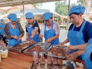 ศูนย์ส่งเสริมการจัดการศึกษาตามพระบรมราโชบาย มรภ.เทพสตรี ลงพื้นที่บางขันหมาก จัดอบรมการทำถั่วกรอบแก้ว หนุนชาวบ้านสร้างอาชีพตามรอยศาสตร์พระราชา