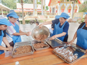 ศูนย์ส่งเสริมการจัดการศึกษาตามพระบรมราโชบาย มรภ.เทพสตรี ลงพื้นที่บางขันหมาก จัดอบรมการทำถั่วกรอบแก้ว หนุนชาวบ้านสร้างอาชีพตามรอยศาสตร์พระราชา