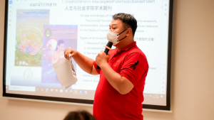 คณะมนุษยศาสตร์ฯ มรภ.เทพสตรี ต้อนรับคณะศึกษาดูงานวิทยาลัยนานาชาติไทย-จีน เพื่อการจัดการ ม.หอการค้าไทย ร่วมแลกเปลี่ยนเรียนรู้ด้านการบริหารจัดการวารสารวิชาการ