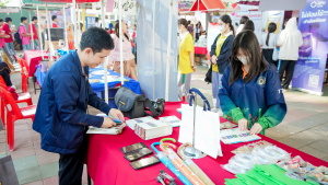 งานสื่อสารองค์กร มรภ.เทพสตรี ร่วมกับกองบริการการศึกษา และกองพัฒนานักศึกษา จัดบูธประชาสัมพันธ์การรับสมัครนักศึกษาเคลื่อนที่ ยกระดับการสื่อสารสู่มาตรฐานสากล