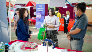 งานสื่อสารองค์กร มรภ.เทพสตรี ร่วมกับกองบริการการศึกษา และกองพัฒนานักศึกษา จัดบูธประชาสัมพันธ์การรับสมัครนักศึกษาเคลื่อนที่ ยกระดับการสื่อสารสู่มาตรฐานสากล