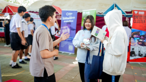 งานสื่อสารองค์กร มรภ.เทพสตรี ร่วมกับกองบริการการศึกษา และกองพัฒนานักศึกษา จัดบูธประชาสัมพันธ์การรับสมัครนักศึกษาเคลื่อนที่ ยกระดับการสื่อสารสู่มาตรฐานสากล