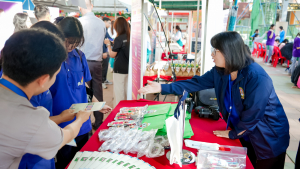 งานสื่อสารองค์กร มรภ.เทพสตรี ร่วมกับกองบริการการศึกษา และกองพัฒนานักศึกษา จัดบูธประชาสัมพันธ์การรับสมัครนักศึกษาเคลื่อนที่ ยกระดับการสื่อสารสู่มาตรฐานสากล