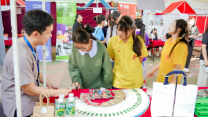 งานสื่อสารองค์กร มรภ.เทพสตรี ร่วมกับกองบริการการศึกษา และกองพัฒนานักศึกษา จัดบูธประชาสัมพันธ์การรับสมัครนักศึกษาเคลื่อนที่ ยกระดับการสื่อสารสู่มาตรฐานสากล