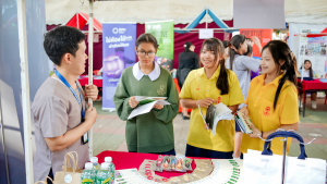 งานสื่อสารองค์กร มรภ.เทพสตรี ร่วมกับกองบริการการศึกษา และกองพัฒนานักศึกษา จัดบูธประชาสัมพันธ์การรับสมัครนักศึกษาเคลื่อนที่ ยกระดับการสื่อสารสู่มาตรฐานสากล