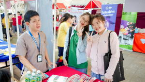 งานสื่อสารองค์กร มรภ.เทพสตรี ร่วมกับกองบริการการศึกษา และกองพัฒนานักศึกษา จัดบูธประชาสัมพันธ์การรับสมัครนักศึกษาเคลื่อนที่ ยกระดับการสื่อสารสู่มาตรฐานสากล