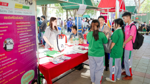 งานสื่อสารองค์กร มรภ.เทพสตรี ร่วมกับกองบริการการศึกษา และกองพัฒนานักศึกษา จัดบูธประชาสัมพันธ์การรับสมัครนักศึกษาเคลื่อนที่ ยกระดับการสื่อสารสู่มาตรฐานสากล