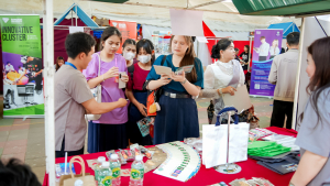 งานสื่อสารองค์กร มรภ.เทพสตรี ร่วมกับกองบริการการศึกษา และกองพัฒนานักศึกษา จัดบูธประชาสัมพันธ์การรับสมัครนักศึกษาเคลื่อนที่ ยกระดับการสื่อสารสู่มาตรฐานสากล