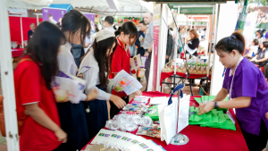 งานสื่อสารองค์กร มรภ.เทพสตรี ร่วมกับกองบริการการศึกษา และกองพัฒนานักศึกษา จัดบูธประชาสัมพันธ์การรับสมัครนักศึกษาเคลื่อนที่ ยกระดับการสื่อสารสู่มาตรฐานสากล