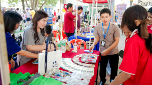 งานสื่อสารองค์กร มรภ.เทพสตรี ร่วมกับกองบริการการศึกษา และกองพัฒนานักศึกษา จัดบูธประชาสัมพันธ์การรับสมัครนักศึกษาเคลื่อนที่ ยกระดับการสื่อสารสู่มาตรฐานสากล