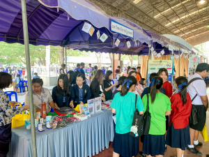  งานสื่อสารองค์กร มรภ.เทพสตรี ร่วมกับคณะวิทยาการจัดการ คณะวิทยาศาสตร์ฯ คณะเทคโนโลยีอุตสาหกรรม กองบริการการศึกษา และกองพัฒนานักศึกษา จัดบูธประชาสัมพันธ์การรับสมัครนักศึกษาเคลื่อนที่ ยกระดับการสื่อสารสู่มาตรฐานสากล