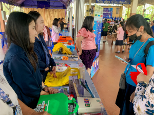  งานสื่อสารองค์กร มรภ.เทพสตรี ร่วมกับคณะวิทยาการจัดการ คณะวิทยาศาสตร์ฯ คณะเทคโนโลยีอุตสาหกรรม กองบริการการศึกษา และกองพัฒนานักศึกษา จัดบูธประชาสัมพันธ์การรับสมัครนักศึกษาเคลื่อนที่ ยกระดับการสื่อสารสู่มาตรฐานสากล