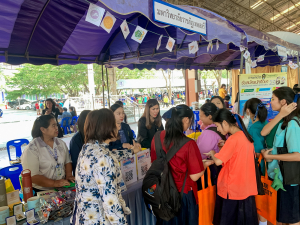  งานสื่อสารองค์กร มรภ.เทพสตรี ร่วมกับคณะวิทยาการจัดการ คณะวิทยาศาสตร์ฯ คณะเทคโนโลยีอุตสาหกรรม กองบริการการศึกษา และกองพัฒนานักศึกษา จัดบูธประชาสัมพันธ์การรับสมัครนักศึกษาเคลื่อนที่ ยกระดับการสื่อสารสู่มาตรฐานสากล