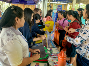  งานสื่อสารองค์กร มรภ.เทพสตรี ร่วมกับคณะวิทยาการจัดการ คณะวิทยาศาสตร์ฯ คณะเทคโนโลยีอุตสาหกรรม กองบริการการศึกษา และกองพัฒนานักศึกษา จัดบูธประชาสัมพันธ์การรับสมัครนักศึกษาเคลื่อนที่ ยกระดับการสื่อสารสู่มาตรฐานสากล