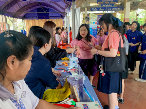  งานสื่อสารองค์กร มรภ.เทพสตรี ร่วมกับคณะวิทยาการจัดการ คณะวิทยาศาสตร์ฯ คณะเทคโนโลยีอุตสาหกรรม กองบริการการศึกษา และกองพัฒนานักศึกษา จัดบูธประชาสัมพันธ์การรับสมัครนักศึกษาเคลื่อนที่ ยกระดับการสื่อสารสู่มาตรฐานสากล