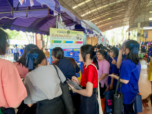  งานสื่อสารองค์กร มรภ.เทพสตรี ร่วมกับคณะวิทยาการจัดการ คณะวิทยาศาสตร์ฯ คณะเทคโนโลยีอุตสาหกรรม กองบริการการศึกษา และกองพัฒนานักศึกษา จัดบูธประชาสัมพันธ์การรับสมัครนักศึกษาเคลื่อนที่ ยกระดับการสื่อสารสู่มาตรฐานสากล