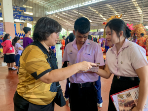  งานสื่อสารองค์กร มรภ.เทพสตรี ร่วมกับคณะวิทยาการจัดการ คณะวิทยาศาสตร์ฯ คณะเทคโนโลยีอุตสาหกรรม กองบริการการศึกษา และกองพัฒนานักศึกษา จัดบูธประชาสัมพันธ์การรับสมัครนักศึกษาเคลื่อนที่ ยกระดับการสื่อสารสู่มาตรฐานสากล